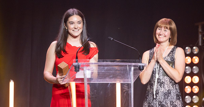 Poppy Fogarty receiving her HR Student of the Year award from Elena Calvert, HRNZ National Vice President. 
